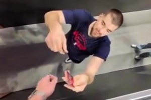 快船球迷拿出湖人时期球星卡，祖巴茨一脸苦笑但还是给签名了